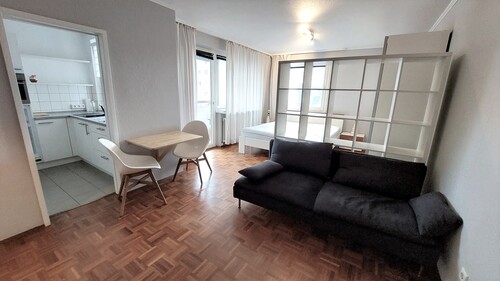 Wohn/Schlafraum - Großzügige moderne 1,5 Zimmer Wohnung mit Balkon - voll möbliert