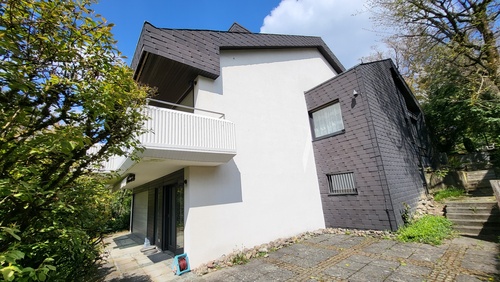 Seitenansicht mit Terrasse - Villa mit 309,00 m&sup2; in Kronberg-Schönberg zum Kaufen