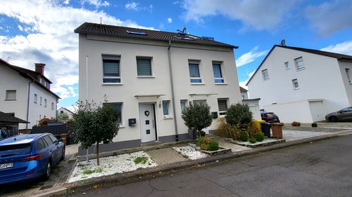 Straßenansicht - Coming soon! - Fast ein Erstbezug - Energieklasse A - DHH in Hammersbach