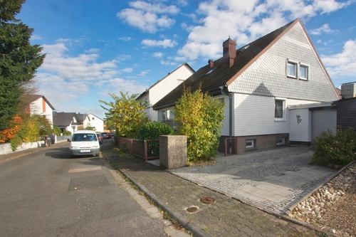 hausansicht - 8 Zimmer Einfamilienhaus in Nieder Eschbach