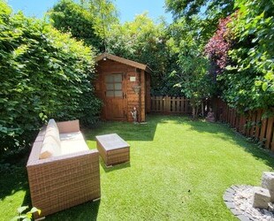 Provisionsfrei + Energie-Klasse B ! Reihen-Eck-Haus im Haus mit Garten - Hanau