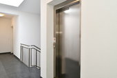 Aufzug vor der Tür - 4 Zimmer Einfamilienhaus in Kelsterbach