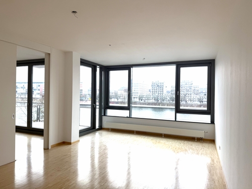 Wohnzimmer mit Eingang Küche - 2 Zimmer Etagenwohnung in Frankfurt