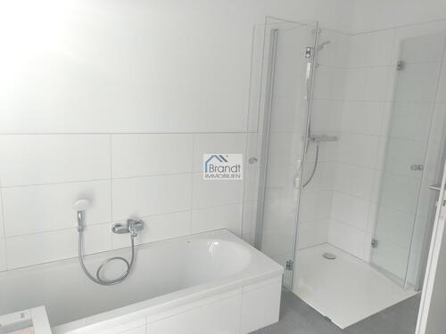 Bad mit Wanne und Dusche - 