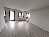 Wohnzimmer mit Balkontür - Etagenwohnung mit 59,15 m&sup2; in Hockenheim zum Kaufen
