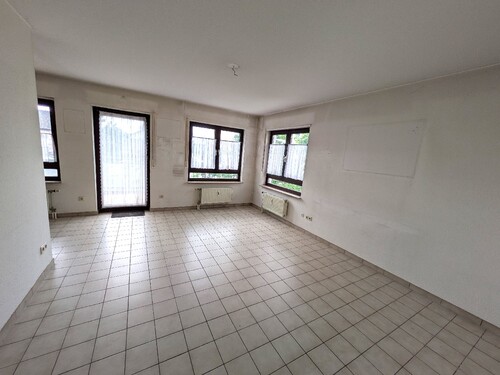 Wohnzimmer mit Balkontür - Etagenwohnung mit 59,15 m&sup2; in Hockenheim zum Kaufen