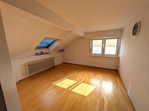 Wohnzimmer - 3 Zimmer Dachgeschoßwohnung zur Miete in Waghäusel