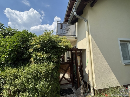 Hausansicht mit Blick zur Terrasse - 4 Zimmer Maisonettenwohnung in Coswig