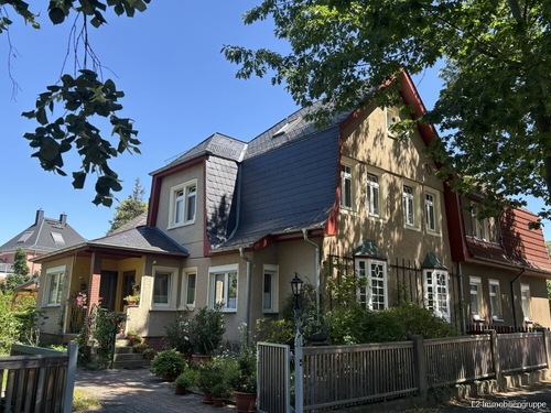 Gesamtansicht - Grünes Paradies für Groß und Klein: Großzügige Doppelhaushälfte in absolut ruhiger Idylle