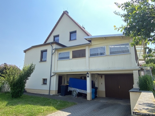Ansicht mit Garage - 