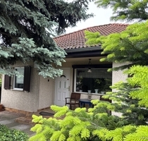 Idyllischer Bungalow auf großem Baugrundstück (1.560 m²) mit exzellentem Neubau-Potenzial in Coswig