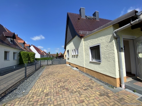 Einfahrt - 4 Zimmer Doppelhaushälfte in Röderaue