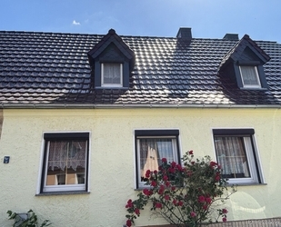 Gemütliche Doppelhaushälfte mit großem Grundstück und Doppelgarage in ruhiger Siedlungslage - Röderaue