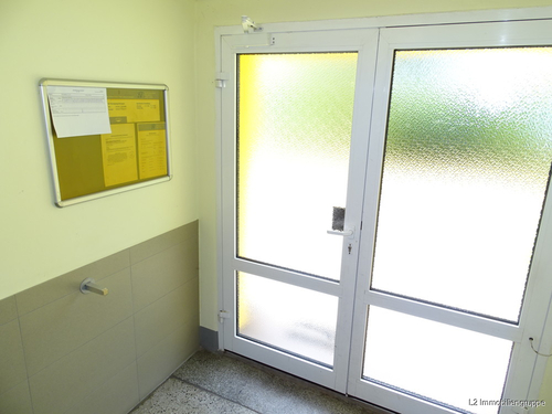 Eingang Treppenhaus - Etagenwohnung mit 67,00 m² in Coswig zum Kaufen
