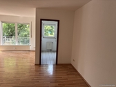 Wohnzimmer mit Zugang zur Küche - 
