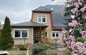Hausansicht - Charmante Doppelhaushälfte für idyllisches Familienwohnen mit großem Grundstück in bester Lage