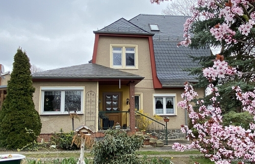 Hausansicht - Charmante Doppelhaushälfte für idyllisches Familienwohnen mit großem Grundstück in bester Lage