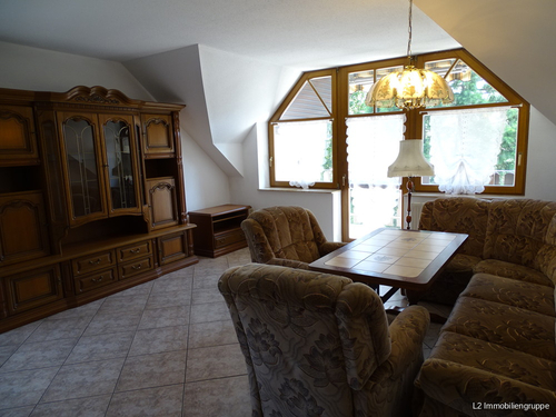 Wohnzimmer mit Zugang zum Balkon - 