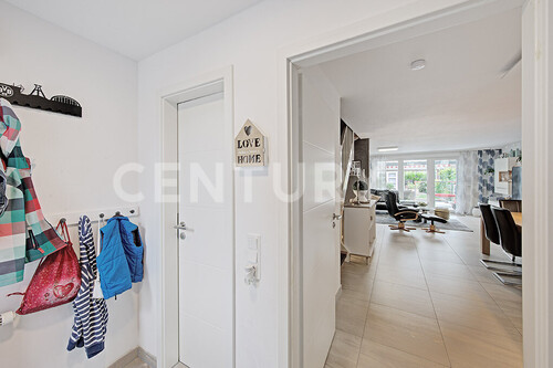 Diele mit Blick in den Wohnbereich - 5 Zimmer Reihenmittelhaus in Dortmund