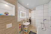 EG Badezimmer mit Wanne und Dusche - 