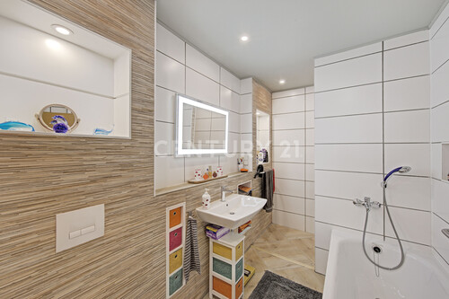 EG Badezimmer mit Wanne und Dusche - 