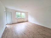 Wohnzimmer mit Zugang zum Balkon - Hoch hinaus in Bochum-Dahlhausen