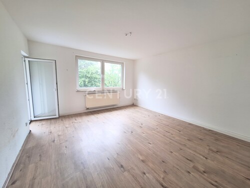 Wohnzimmer mit Zugang zum Balkon - Hoch hinaus in Bochum-Dahlhausen