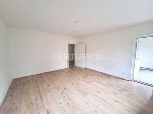 Wohnzimmer mit Zugang zum Balkon - 2 Zimmer Etagenwohnung zur Miete in Bochum