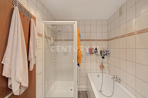 Bad mit Dusche & Wanne OG - 