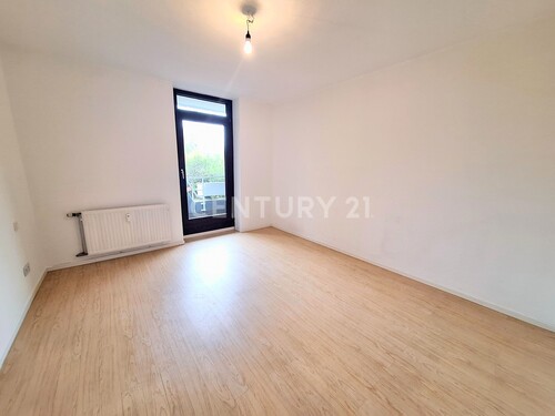 Schlafzimmer mit Zugang zum Balkon - 2 Zimmer Etagenwohnung in Mülheim an der Ruhr