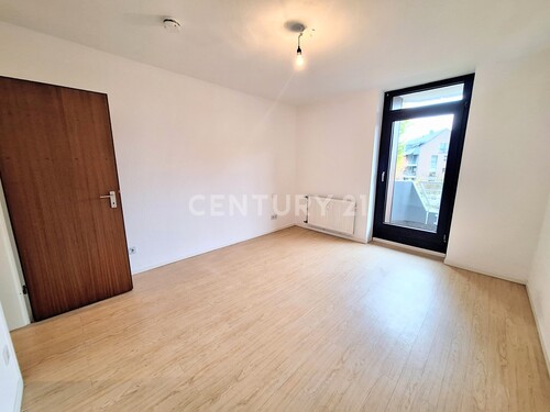 Schlafzimmer mit Zugang zum Balkon - Etagenwohnung mit 59,31 m² in Mülheim an der Ruhr zur Miete