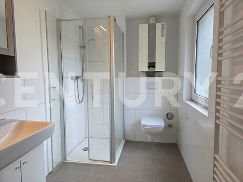 DG rechts Badezimmer (Möbel KI bearbeitet) - 