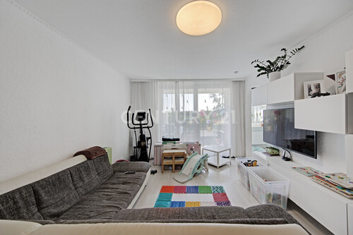 Wohnzimmer mit Zugang zur Loggia - 3 Zimmer Etagenwohnung zum Kaufen in Bochum