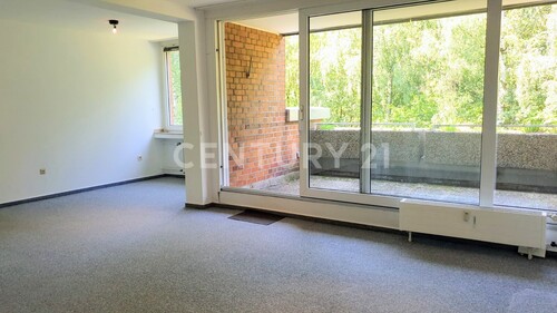 Wohn- & Schlafzimmer mit Zugang zum Balkon - 1 Zimmer Etagenwohnung in Bochum