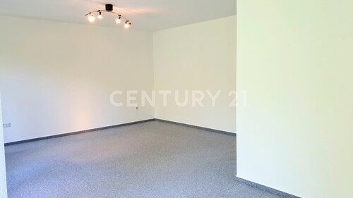 Wohn- & Schlafzimmer mit Zugang zum Balkon - 