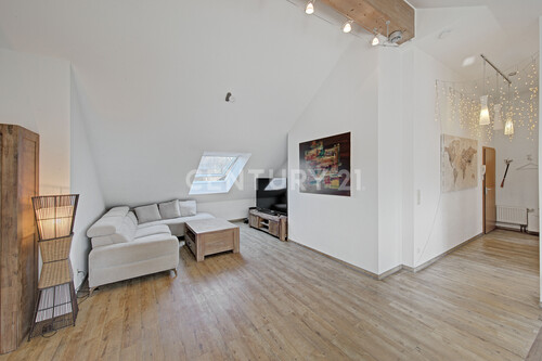 großzügiges Wohn- und Esszimmer mit Zugang zum Balkon - Wohntraum mit Charme: Helle Dachgeschosswohnung in Bochum-Hiltrop
