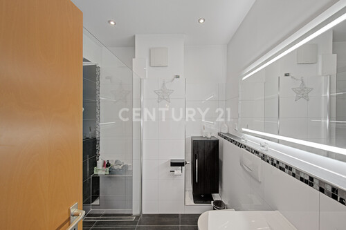 Duschbad mit großer Dusche - 