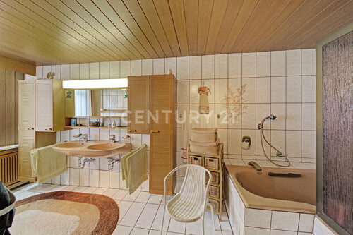 Tageslichtbad mit Wanne und Dusche (1. OG rechts) - 