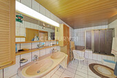 Tageslichtbad mit Wanne und Dusche (1. OG rechts) - 
