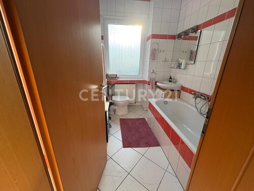 Badezimmer mit Fenster - 