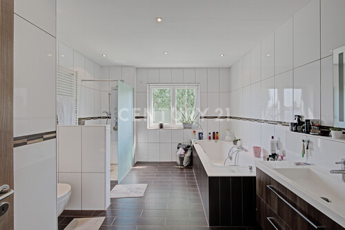 Badezimmer mit Fenster - Wohn- & Geschäftshaus mit 124,80 m² in Herne zum Kaufen