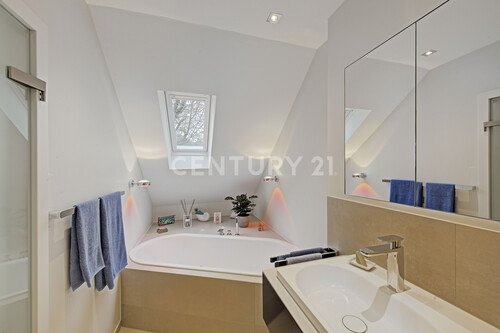 Tageslichtbad mit Badewanne - 