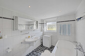 EG Badezimmer mit Fenster und Badewanne - 