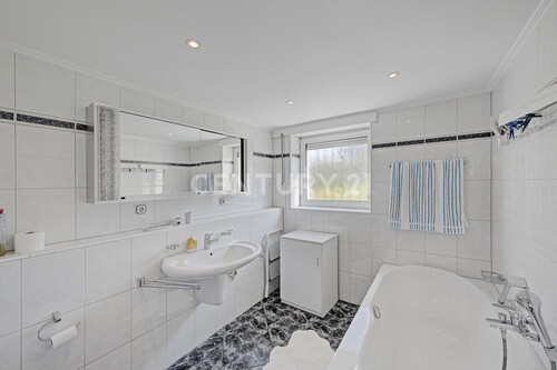 EG Badezimmer mit Fenster und Badewanne - 