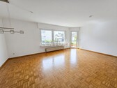 Wohnzimmer mit Zugang zum Balkon - 