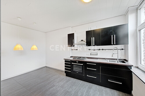 Geräumige Wohnküche mit Einbauküche - 