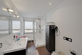 OG modernisiertes Tageslichtbad mit Dusche - 