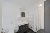OG Tageslicht Wellnessbad mit Wanne und Dusche - 