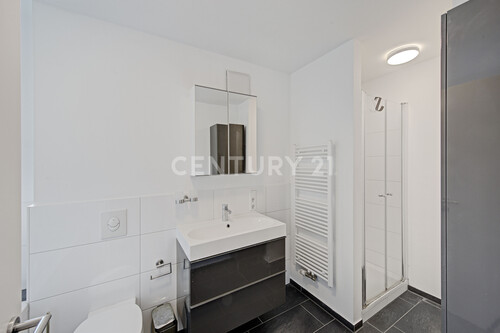 OG Tageslicht Wellnessbad mit Wanne und Dusche - 