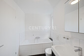 OG Tageslicht Wellnessbad mit Wanne und Dusche - 